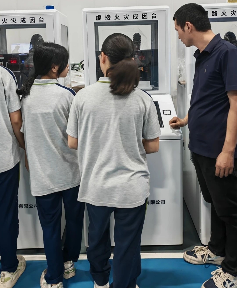 科技为翼 载梦翱翔：尼古拉科技助力广州实验中学首届科技节嘉年华