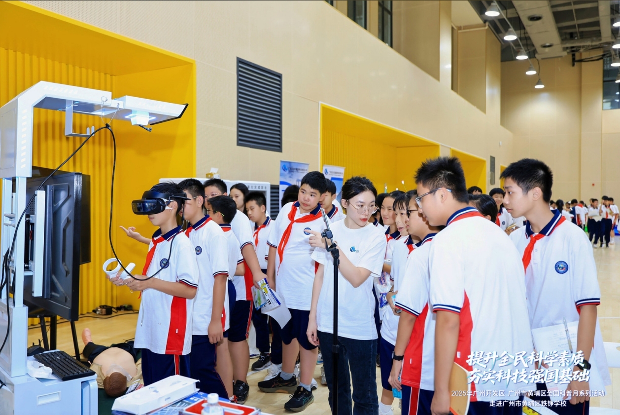2025年广州黄埔区全国科普月活动走进铁铮学校,尼古拉科技以创新科普形式助力青少年素养提升