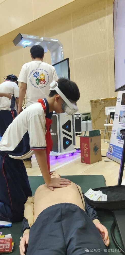 2025年广州黄埔区全国科普月活动走进铁铮学校,尼古拉科技以创新科普形式助力青少年素养提升